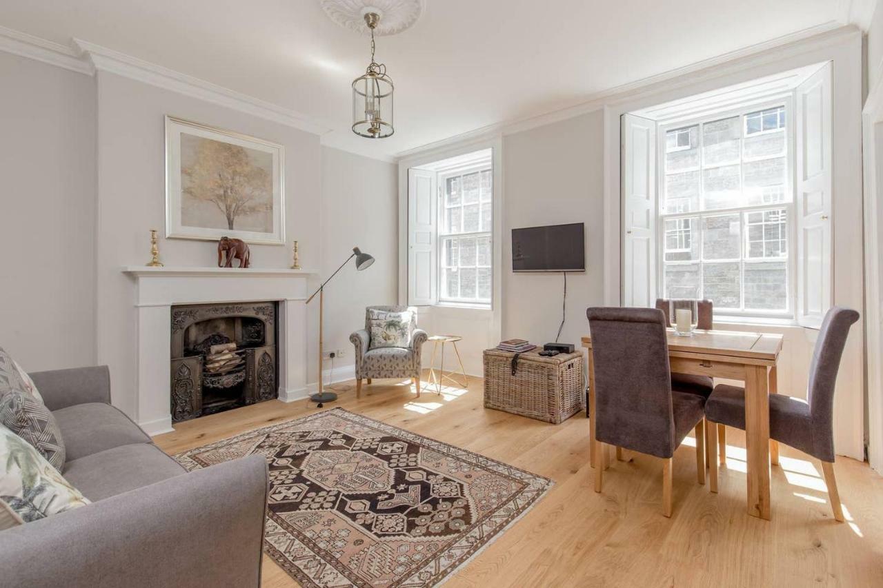 Altido Elegant Georgian 2-Bedrm Apt In Heart Of Old Town Apartment เอดินบะระ ภายนอก รูปภาพ