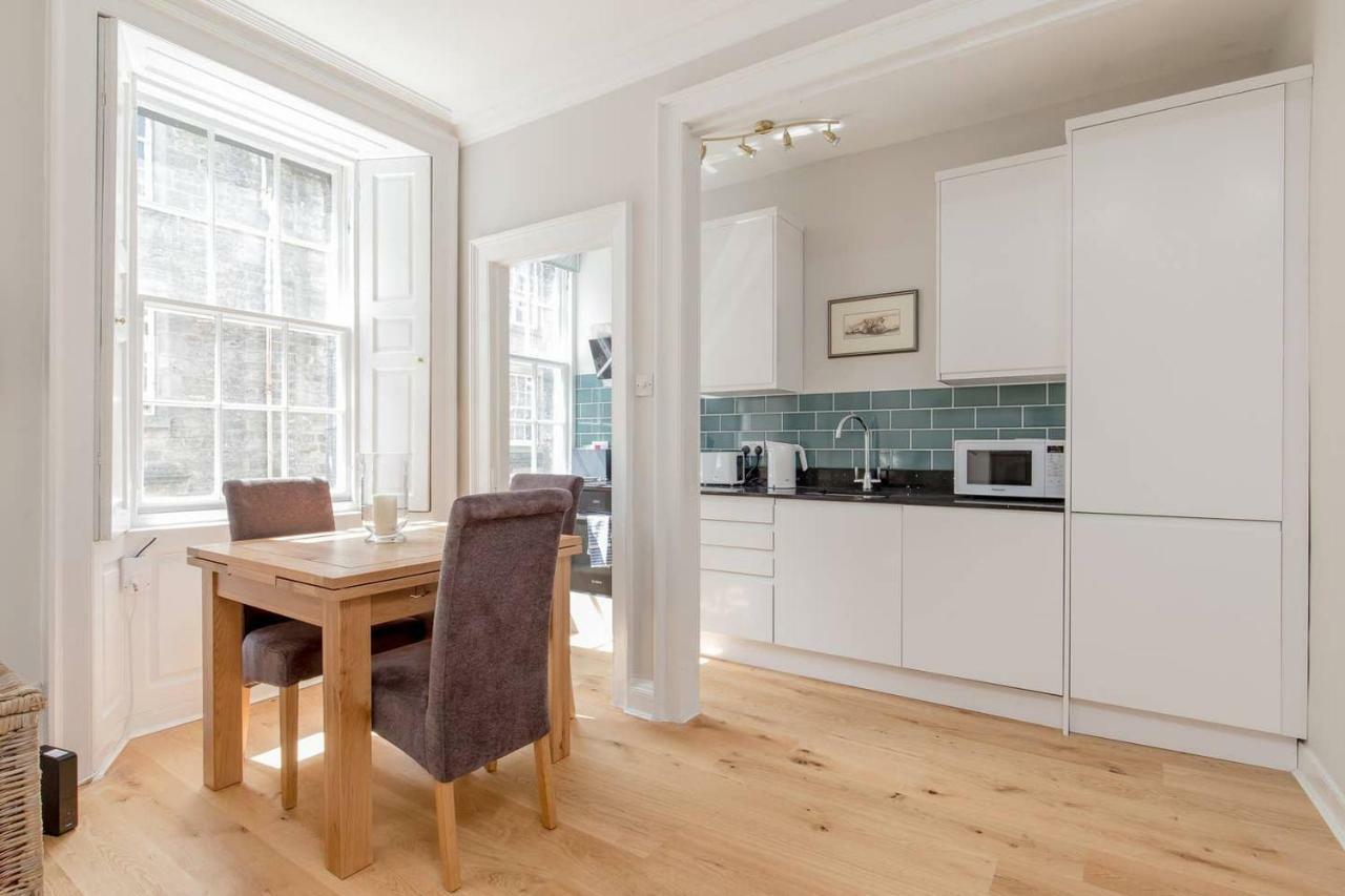 Altido Elegant Georgian 2-Bedrm Apt In Heart Of Old Town Apartment เอดินบะระ ภายนอก รูปภาพ