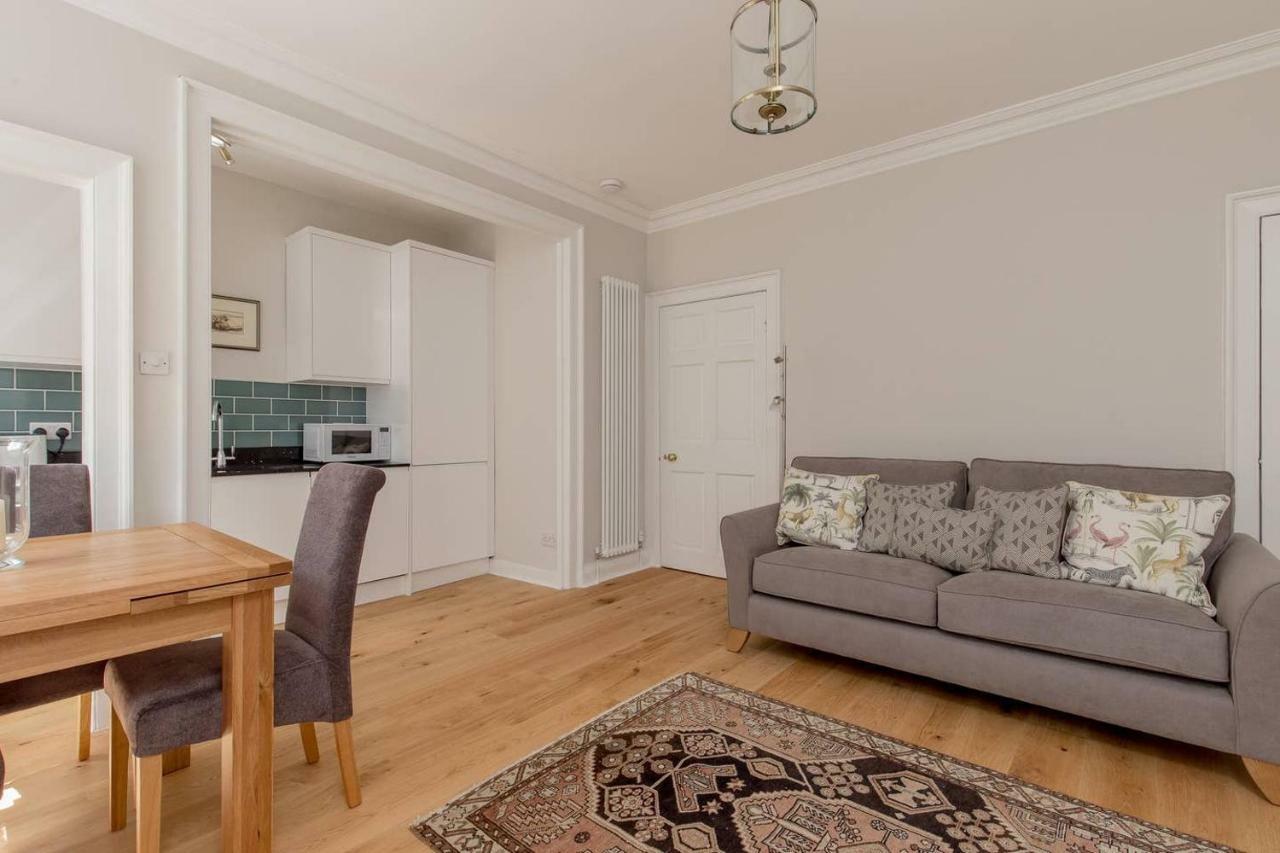 Altido Elegant Georgian 2-Bedrm Apt In Heart Of Old Town Apartment เอดินบะระ ภายนอก รูปภาพ