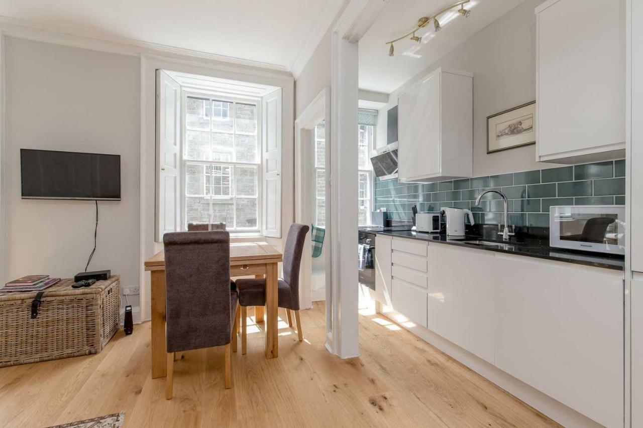 Altido Elegant Georgian 2-Bedrm Apt In Heart Of Old Town Apartment เอดินบะระ ภายนอก รูปภาพ