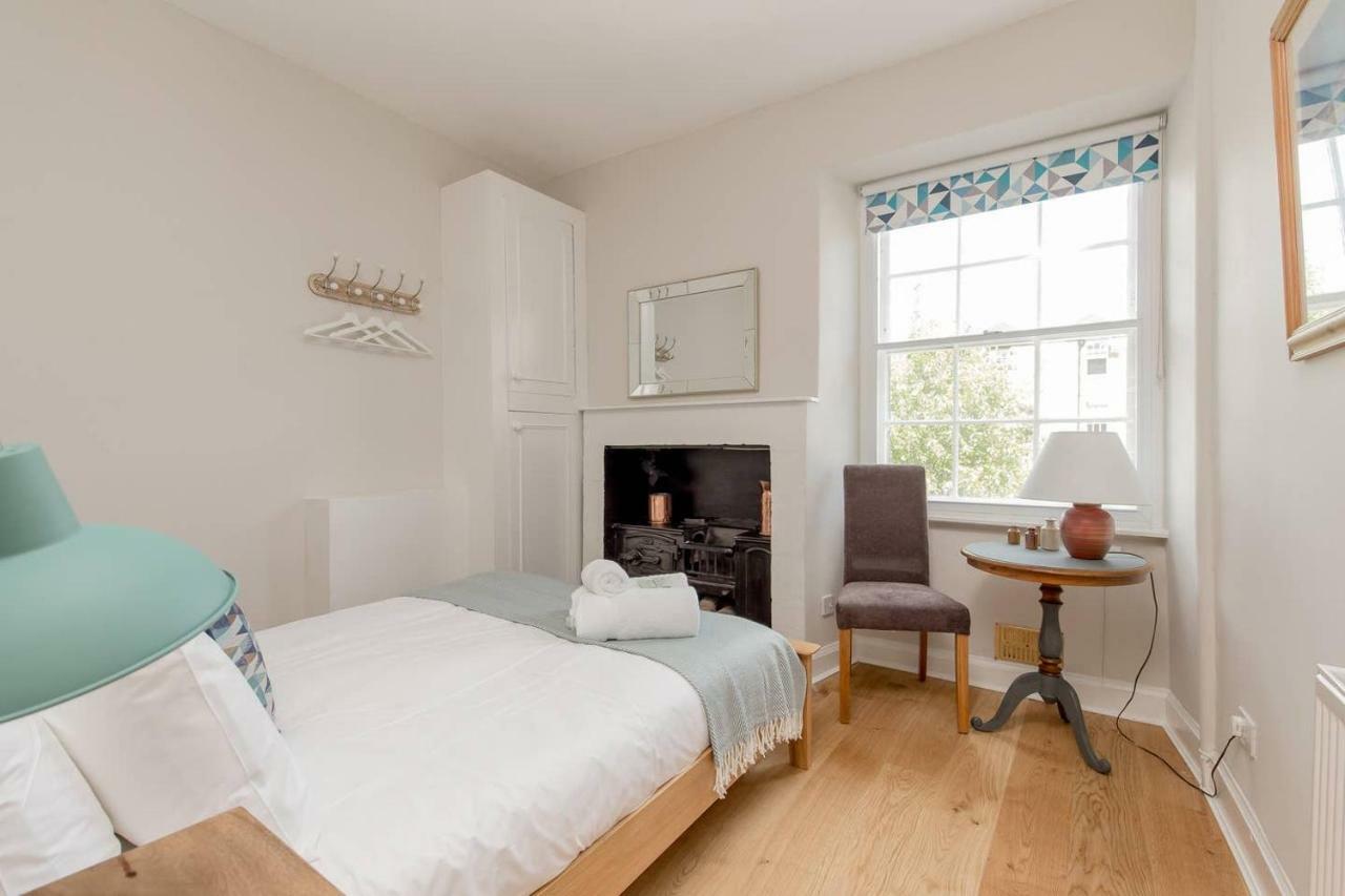 Altido Elegant Georgian 2-Bedrm Apt In Heart Of Old Town Apartment เอดินบะระ ภายนอก รูปภาพ