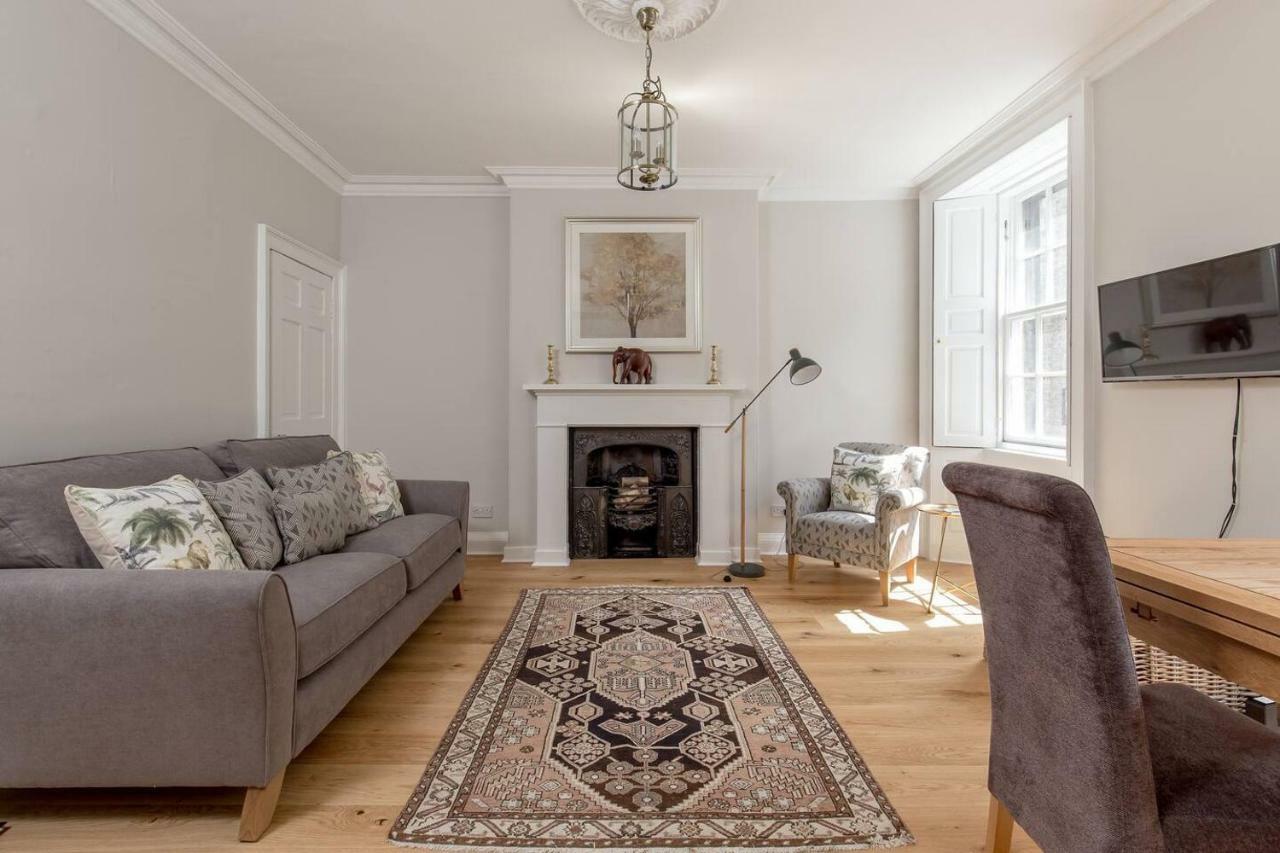 Altido Elegant Georgian 2-Bedrm Apt In Heart Of Old Town Apartment เอดินบะระ ภายนอก รูปภาพ