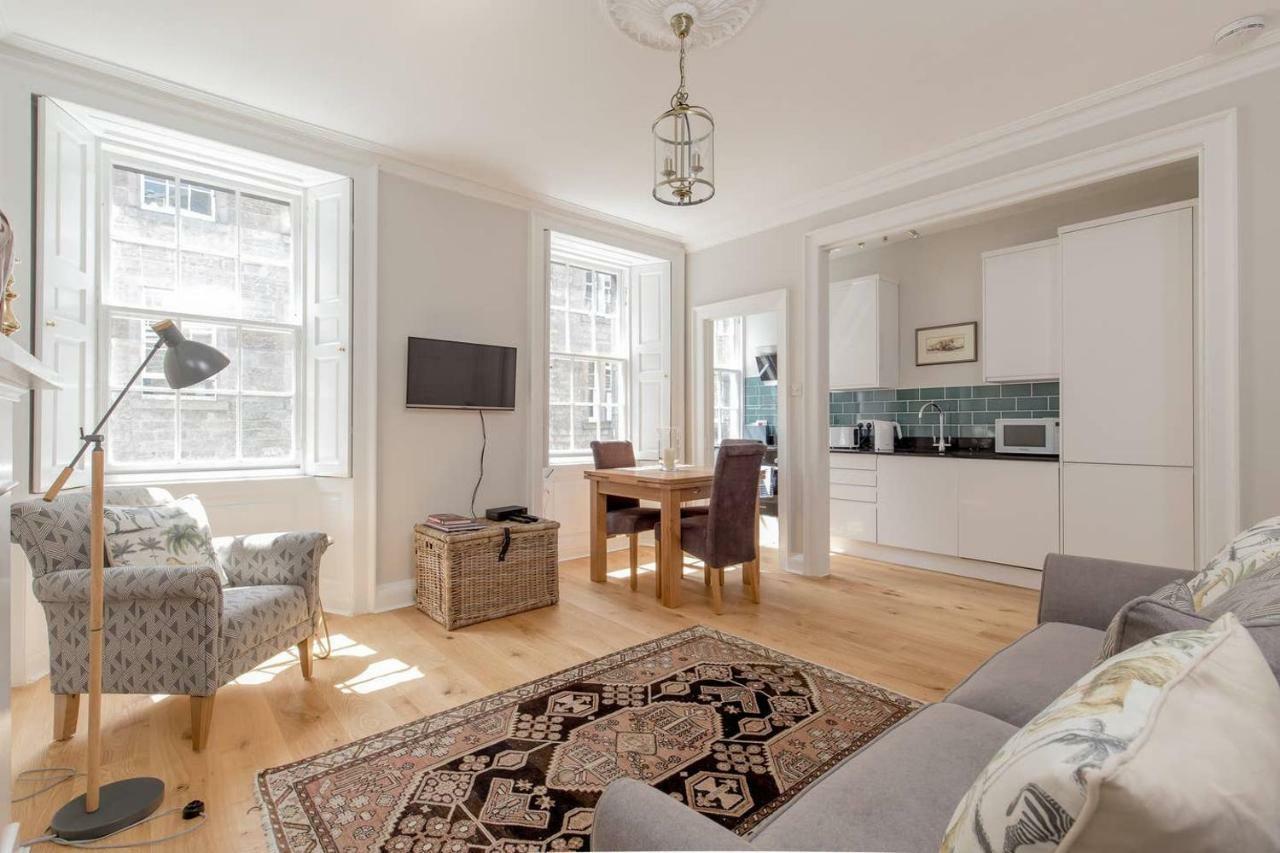 Altido Elegant Georgian 2-Bedrm Apt In Heart Of Old Town Apartment เอดินบะระ ภายนอก รูปภาพ