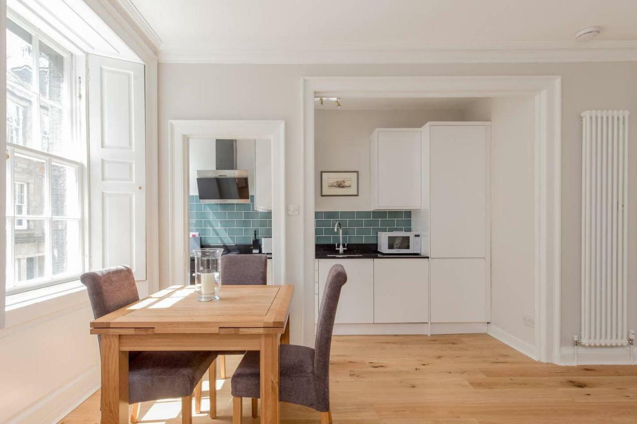 Altido Elegant Georgian 2-Bedrm Apt In Heart Of Old Town Apartment เอดินบะระ ภายนอก รูปภาพ